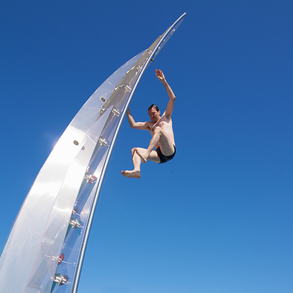 Mann springt von Schwimmbad-Kletterwand WSO 600