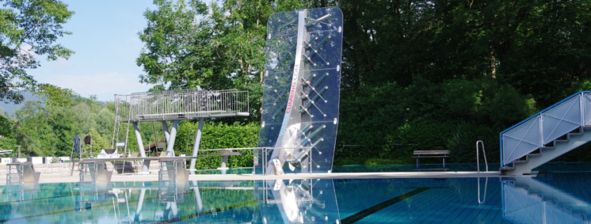 WATERCLIMBING Kletterwand in einem Freibad