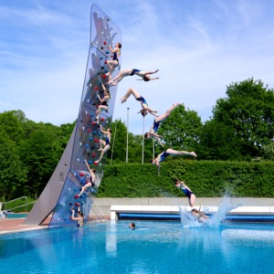 Backflip von einer 7m-WATERCLIMBING-Kletterwand.